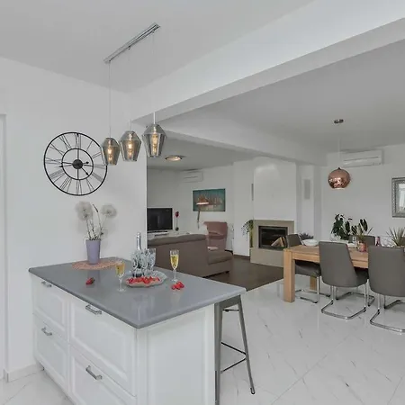 Villa Holiday Home Villa Orion *