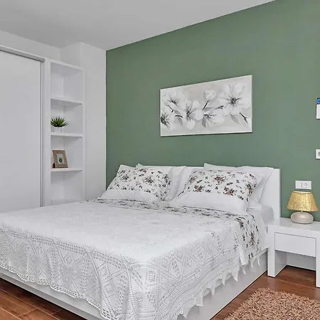 Holiday Home Villa Orion Вілла Макарська